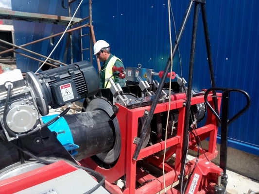HDPE를 용접하기 위한 맞대기 융착 용접공은 800MM 사이즈를 배관합니다
